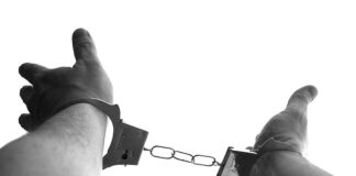 Czy można założyć kajdanki nieletniemu?