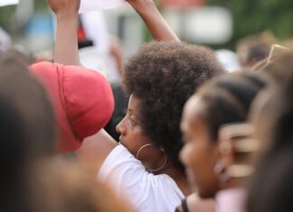 Co to znaczy jak ptak narobi na okno? Co to znaczy jak ptak narobi na okno?