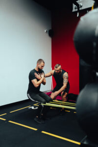 jacekveltze-treningzpodopiecznym21.08.25-4 ból kolan