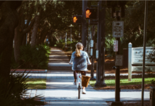 kobieta na rowerze cruiser