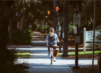Dlaczego kobiety wybierają rower cruiser? kobieta na rowerze cruiser